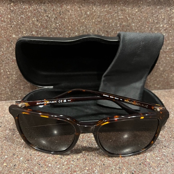 Banana Republic Brown Sunglasses Tortoiseshell Design (NWOT)